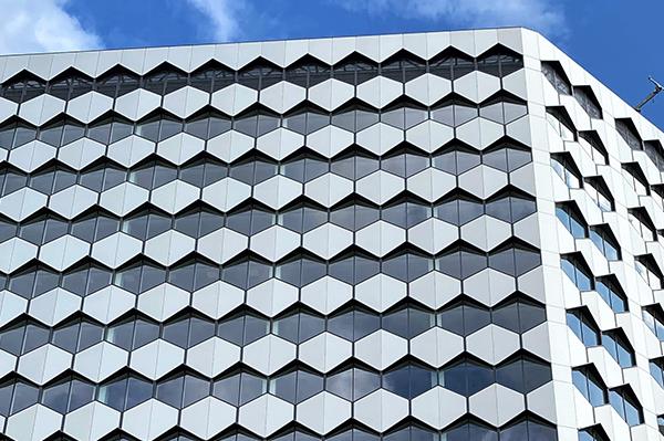 What are the differences between Honeycomb panels and aluminum composite panels?