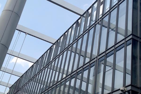 What are the characteristics of aluminum curtain walls?
