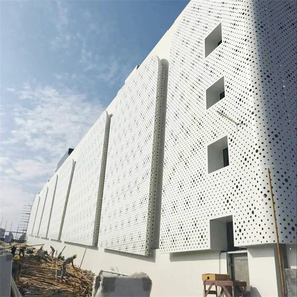 Why do buildings use solid aluminum panels？