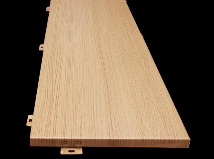 Comparison of aluminum veneer with wood grain and solid wood logs